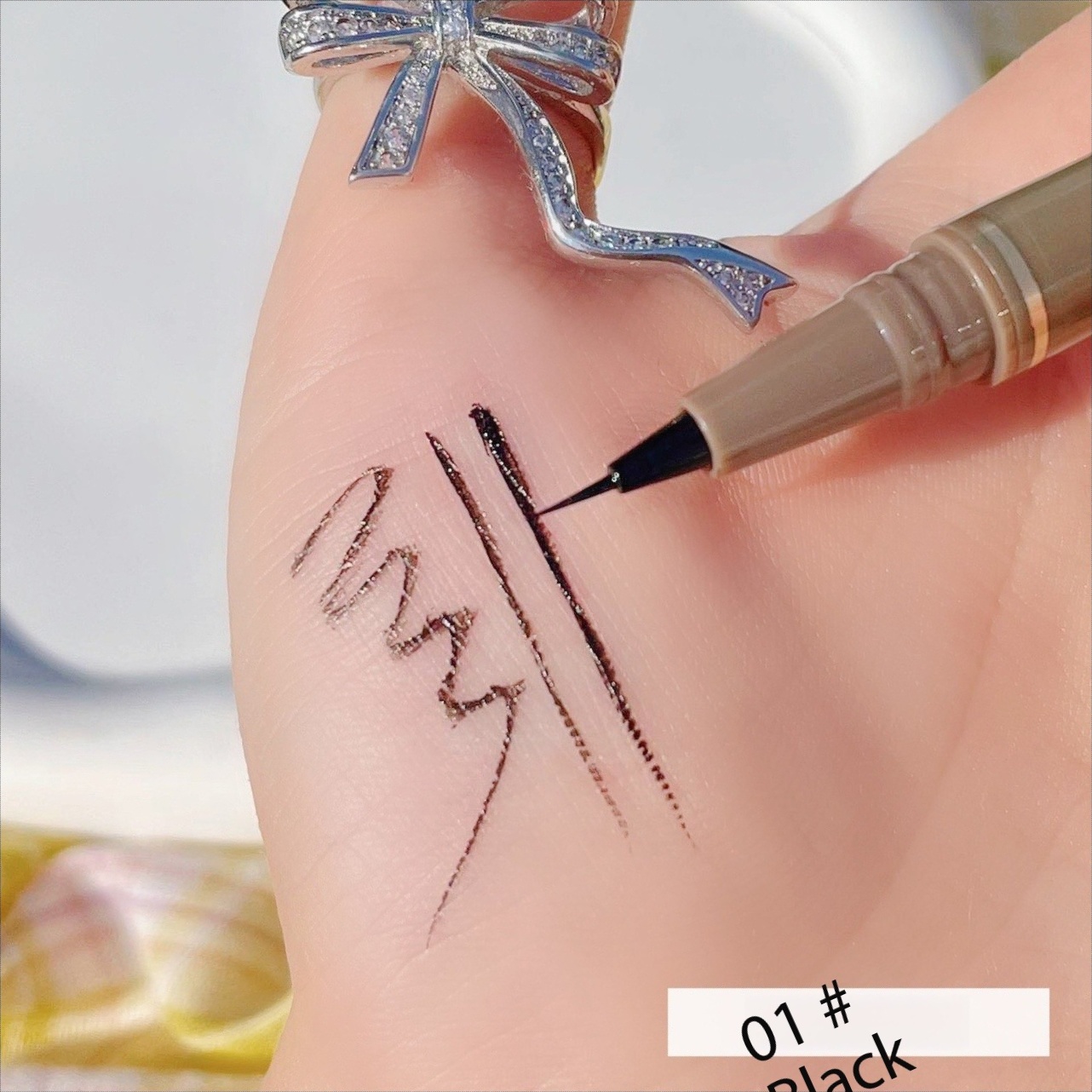 Atomic Kitten Smooth Mineral Long-lasting Waterproof, sweat-proof, Non-Staining Brown Liquid Eyeliner Application Scenario