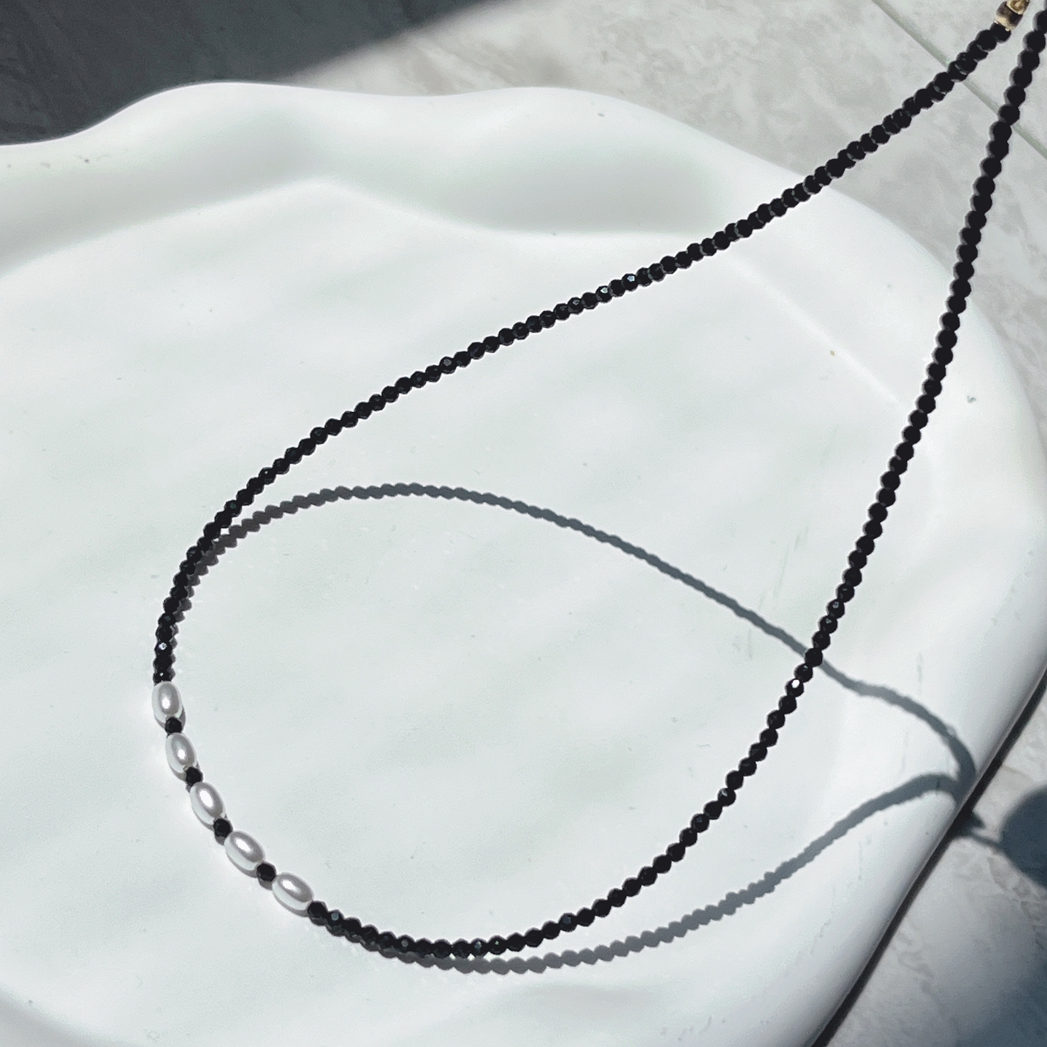 Yunyi Shijia white rice bead Necklace and black crystal collarbone chain factory direct sales and wholesale in stock, king of cost performance