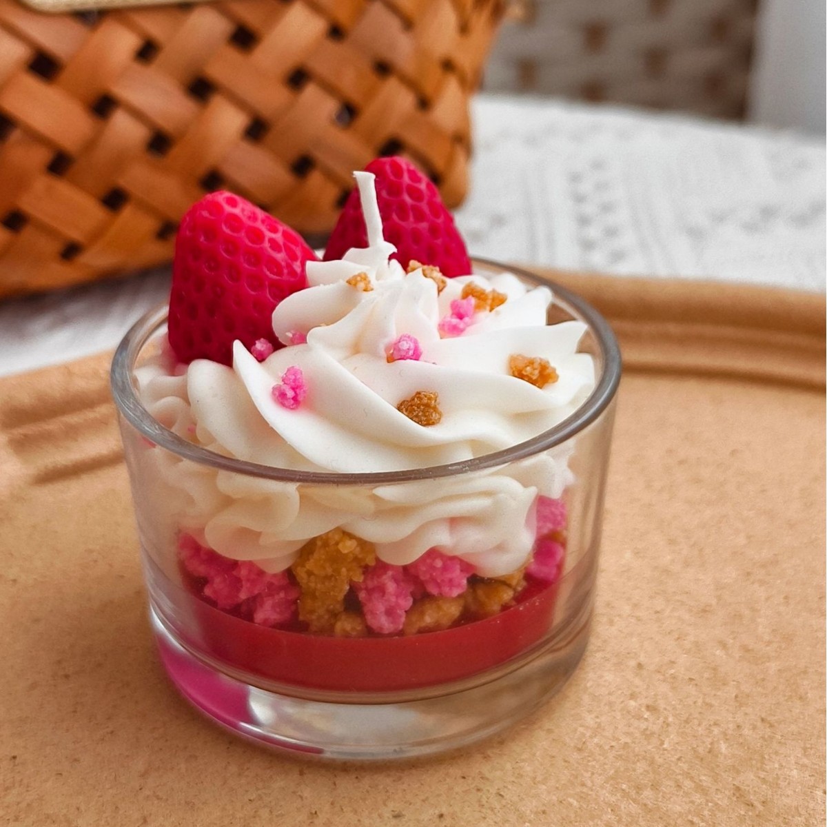 Strawberry cream scented candles as souvenirs, birthday gifts, decorative items, shooting props, simulation food toys, cross-border bestsellers full figure
