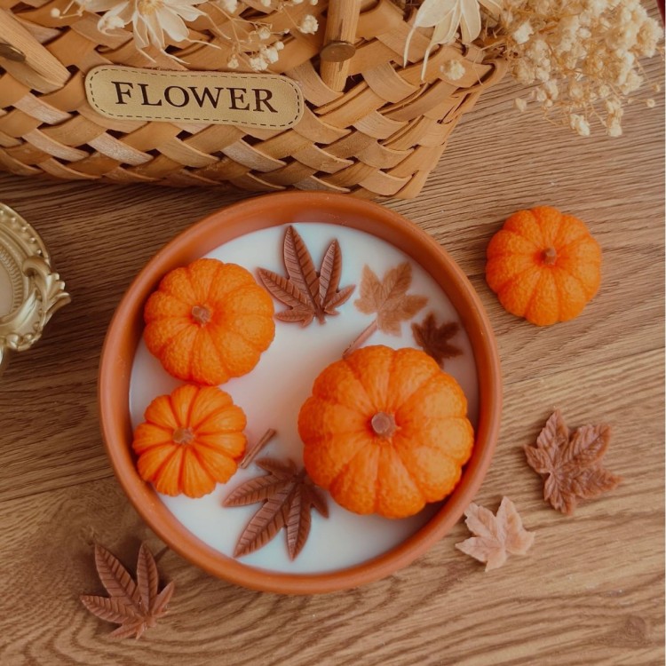 Creative Harvest Festival Pumpkin Scented Candles, Halloween Cross-border New Birthday Gifts, Maple Leaf Home Decoration Item Picture