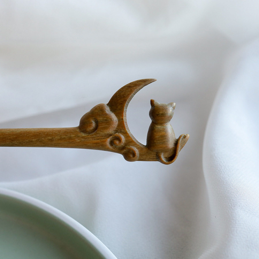 Moon-gazing cat, sandalwood fox cat sitting on the moon, ancient-style hairpin, updo, classical wooden hairpin, Chinese style details Picture