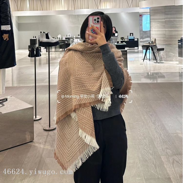 Cross-border wholesale e-commerce live streaming supplies the same style of fringed letter square scarves and large shawls as TOT, with chain supply