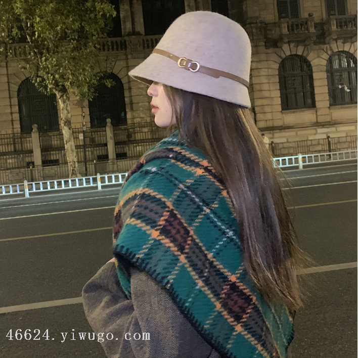 New in-stock scarves wholesale e-commerce live streaming triangular scarves, British checkered edge triangular scarves Specification image