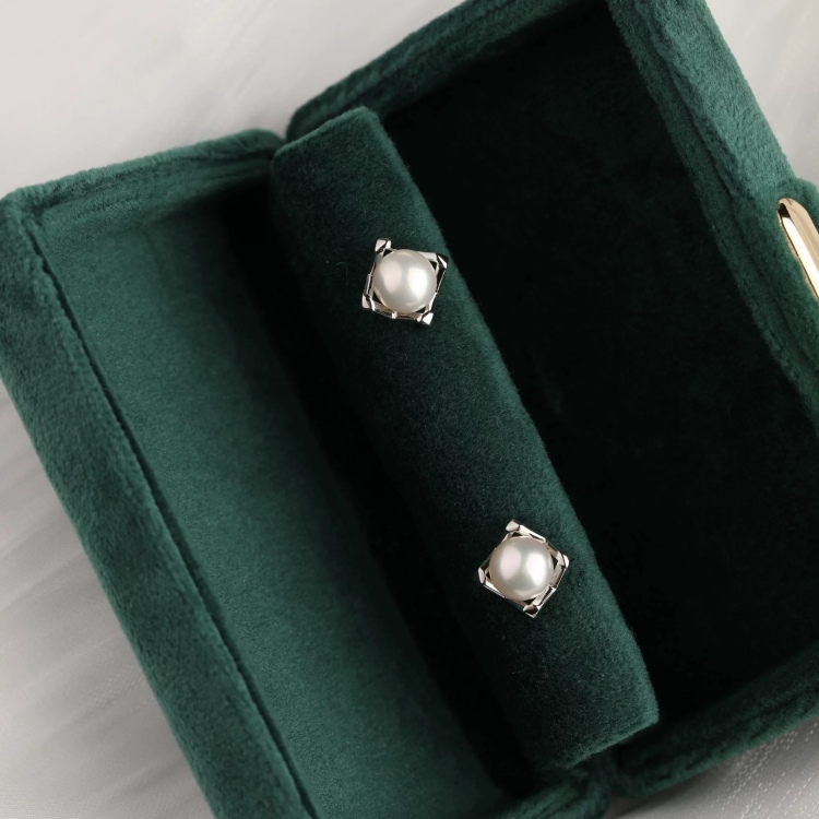 Yunyi Shijia 925 pure silver natural pearl Stud earrings are exquisite and compact, with a trendy and fashionable M-shaped design that exudes a sense of style and is versatile. New 2026 style Item Picture