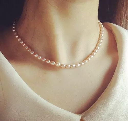 Yunyi decoración inicio blanco 4-5mm forma de arroz perla de agua dulce cadena de clavícula amante blanco noble collar de perlas de agua dulce al por mayor fuente fabricante