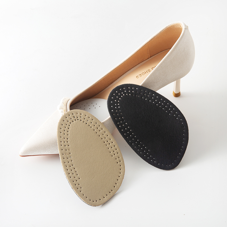 The front half of the high heels is made of cowhide latex to protect the feet and prevent chafing. The size has been changed. The half is made of cowhide for both men and women to prevent odor