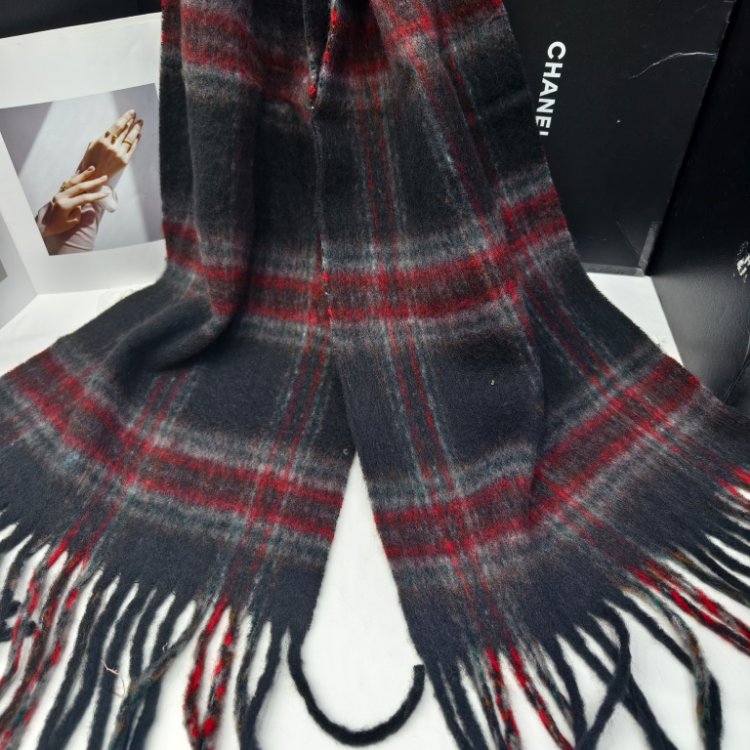 Cross-border wholesale of scarves, e-commerce live streaming, supply chain, new order style, classic British check Item Picture