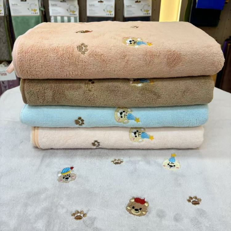Plain embroidered bear head bath towel 70*140cm plush comfortable towel, large-sized household bathrobe details Picture