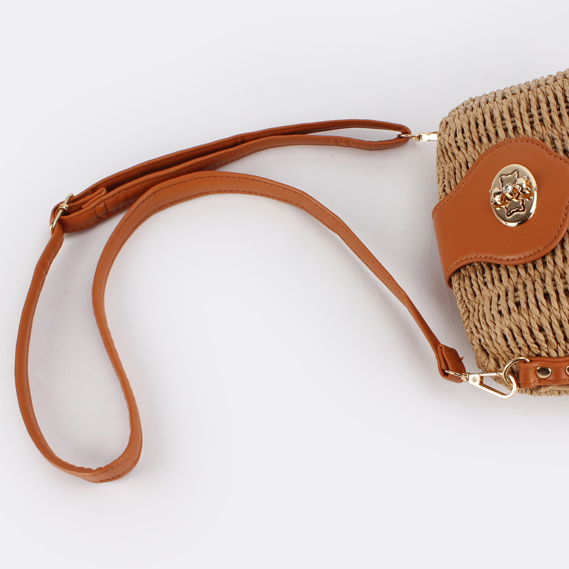 The new crossbody hand-woven bag is a versatile and unique lady's bag for beach vacations, daily leisure, work and commuting Item Picture