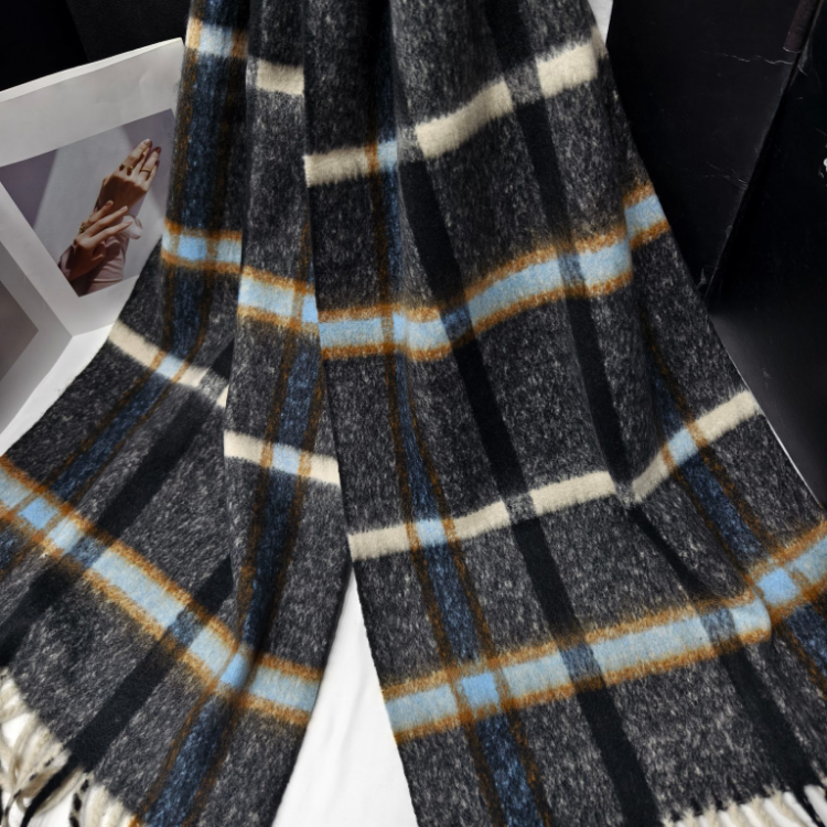 Cross-border wholesale of scarves, e-commerce live streaming, supply chain, new velvet check pattern Application Scenario