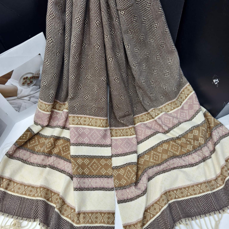 Cross-border scarf wholesale, e-commerce live streaming, supply chain, new jacquard herringbone, loop tassels and pom-poms Application Scenario