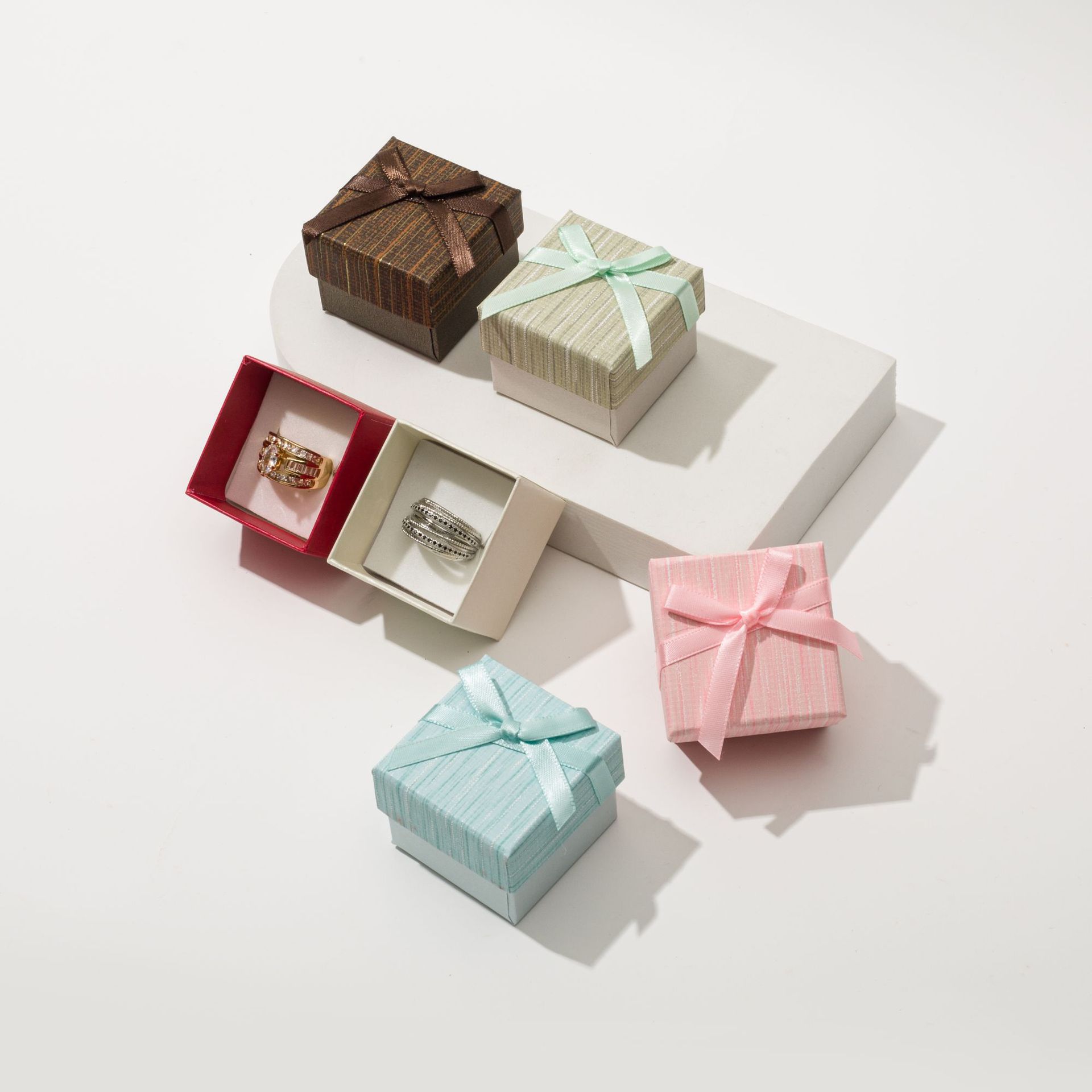 Wholesale of bow jewelry, paper boxes with top and bottom covers, bracelets, necklaces, accessory boxes, earrings, jewelry packaging and small gift boxes in stock Application Scenario