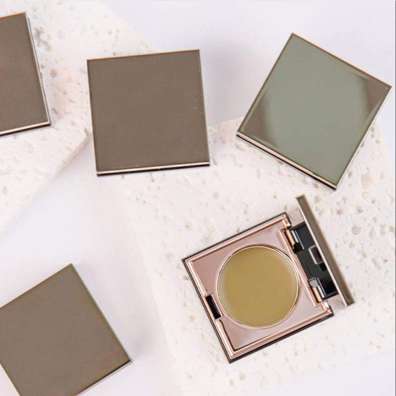 The moisturizing cream blush is light and has a pinkish formula, making it suitable for daily makeup that naturally glows Application Scenario