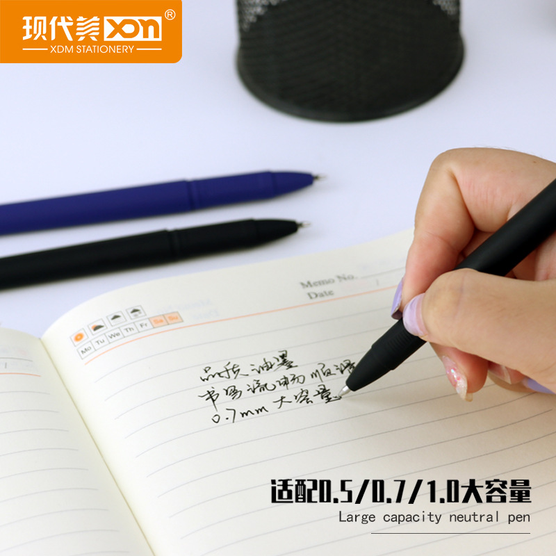 三菱中性笔0.7mm手握按动笔书写工具黑色笔记本写字场景