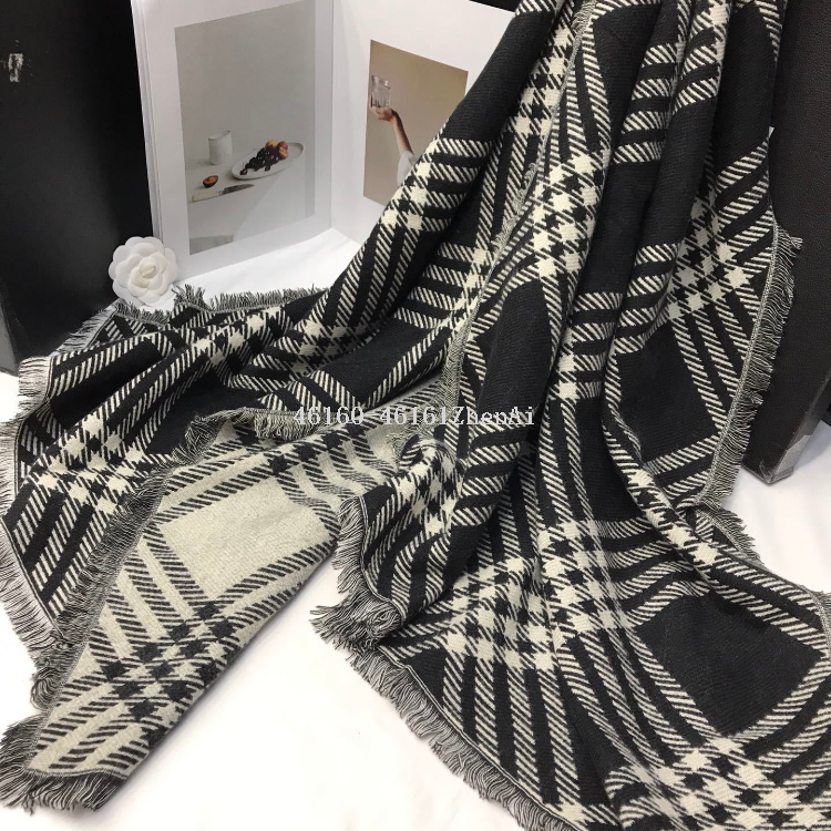 The new type of in-stock cross-border wholesale scarves are available for e-commerce live streaming. They are distributed in all directions and supplied by the supply chain of Xugag