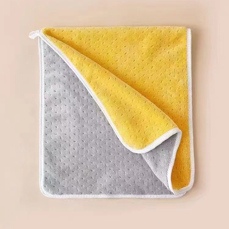 The multi-color towel can be used on both sides. It is a composite absorbent adult household and couple's non-shedding coral fleece color-blocking face towel Item Picture