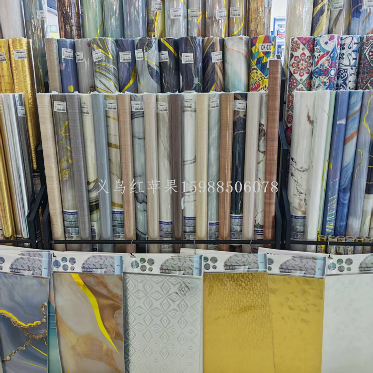 وعُرضت نماذج من ورق الجدران الملونة على جدران من طراز PVC على السقف لتركيب جدار طوله متر واحد على ورق الجدران باللغة الانكليزية للفتيات Application Scenario