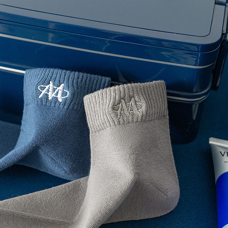 Men's embroidered letter M low-top short socks ins black and white men's socks Sports academy style breathable cotton youth boat socks Application Scenario