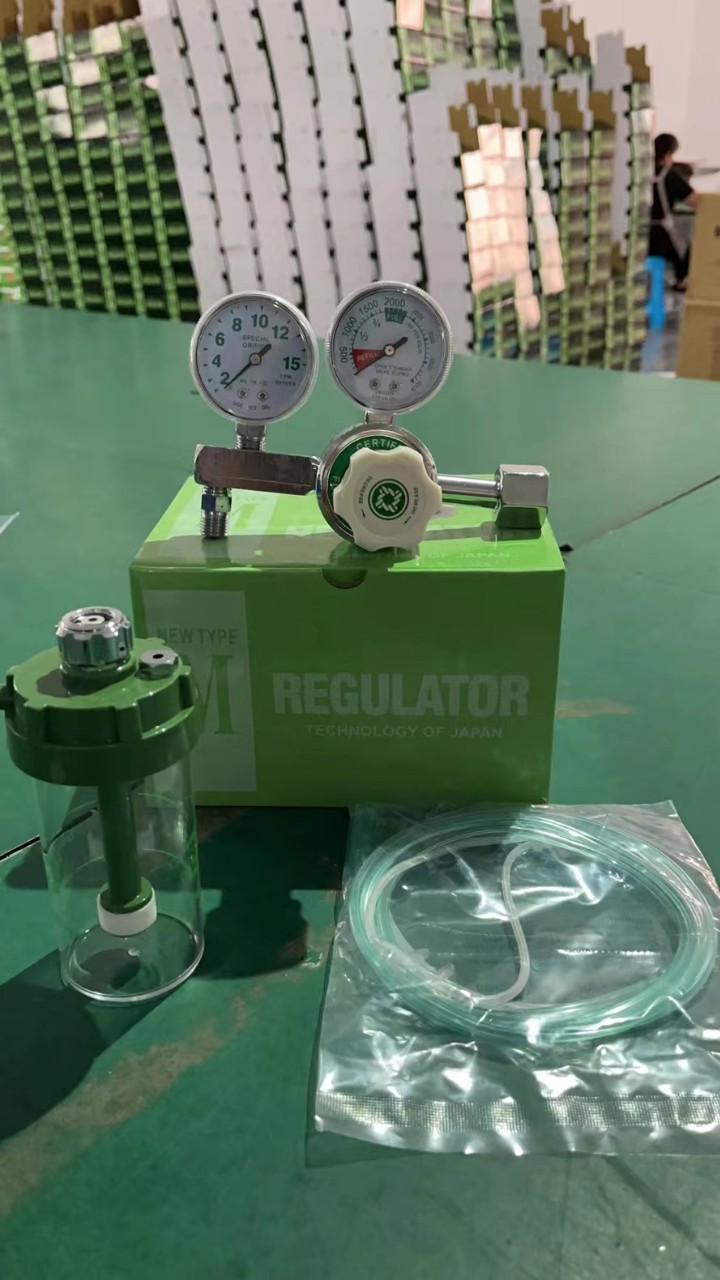Oxygen dual-gauge pressure reducer details Picture