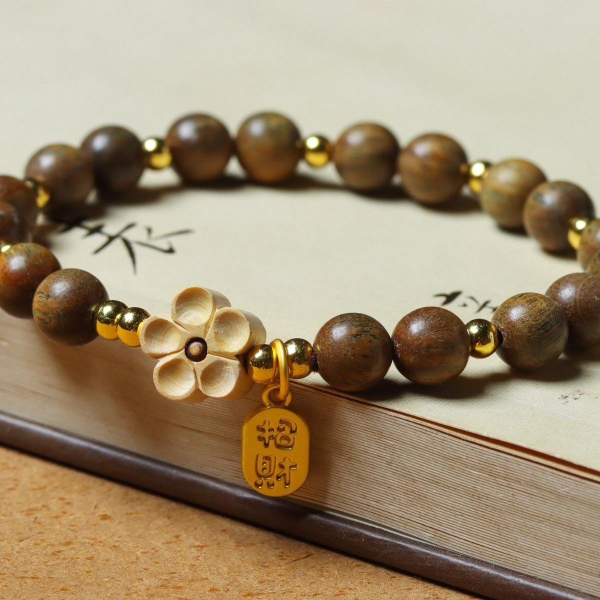 Ancient-style new Chinese-style green sandalwood peach blossom bracelets, student cultural and artistic bracelets wholesale, wooden belt treasure DIY, night market stall details Picture