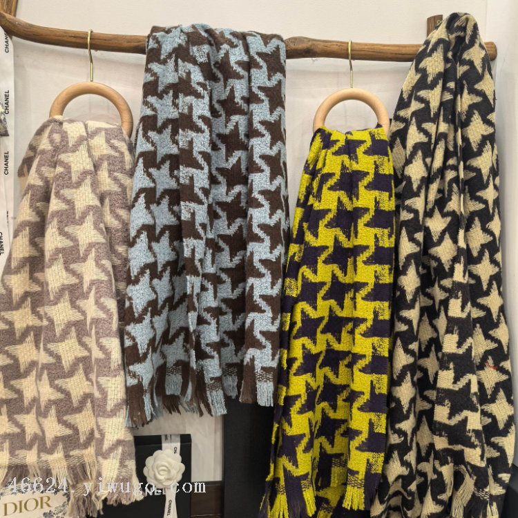 Wholesale of cross-border scarves in stock, e-commerce live streaming, supply chain, classic airplane windmill pattern, thousand bird pattern Application Scenario