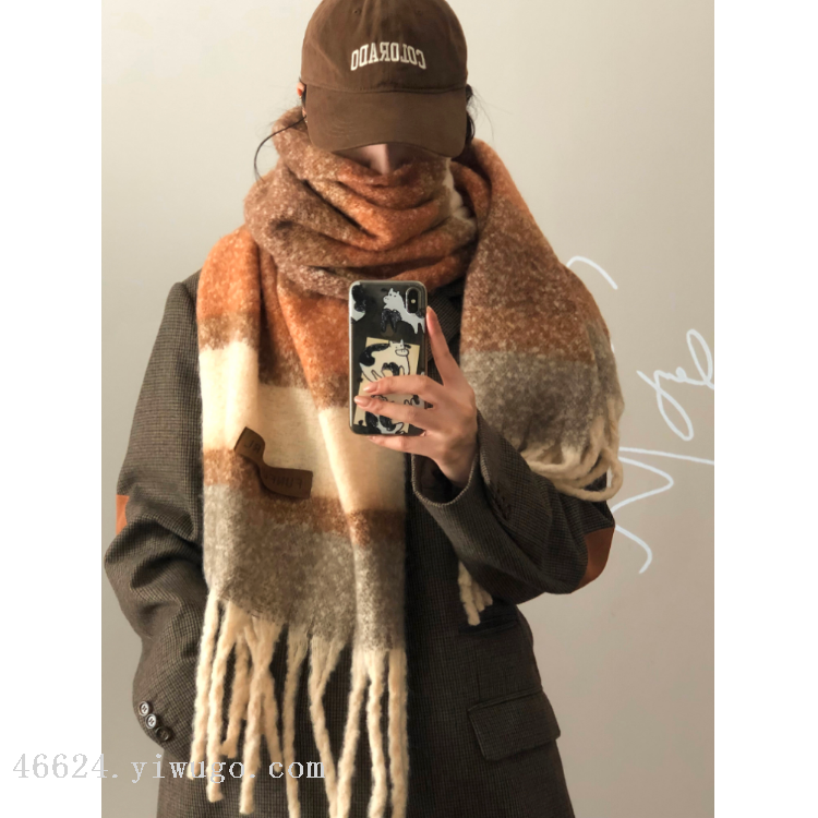 We offer wholesale of scarves in stock through e-commerce live streaming. We supply Korean version of fringed and checkered scarves in stock details Picture