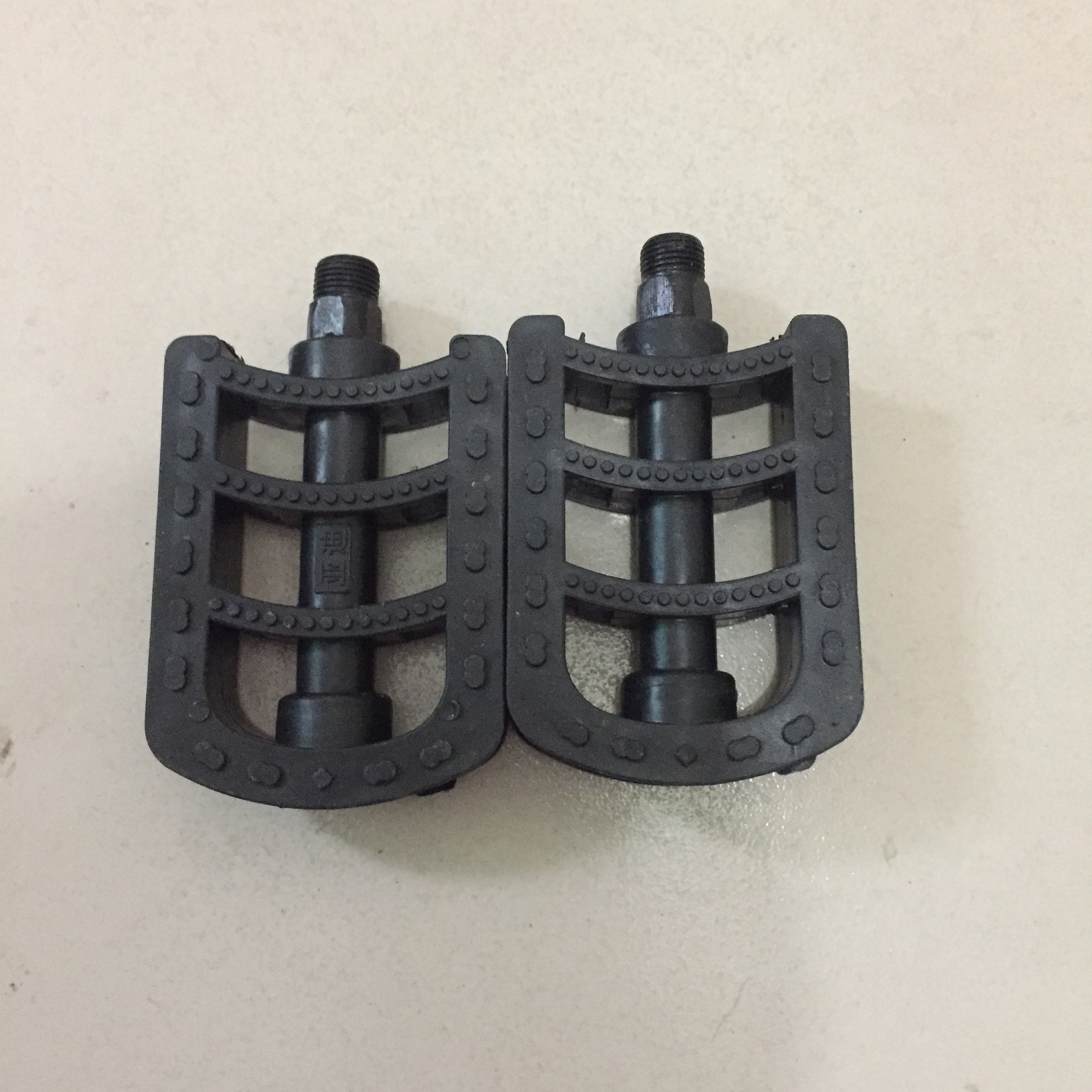 大量批发自行车脚踏板 塑料脚蹬山地车装备脚蹬子单车零配件