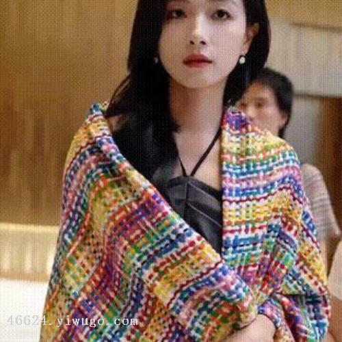 Wholesale of cross-border scarves in stock, e-commerce live streaming, supply chain, the same style of Xiaoxiangfeng seven-color shawls as Wanqi Application Scenario