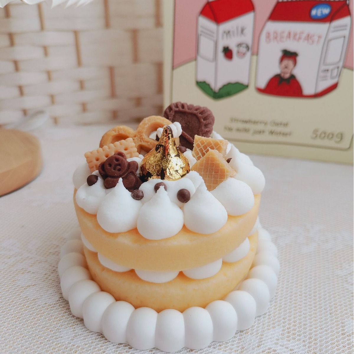 Red velvet cake, chocolate naked cake, scented candles, bedroom ornaments, birthday gifts for best friends, souvenirs, cross-border full figure