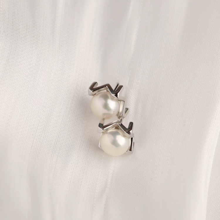 Yunyi Shijia 925 pure silver natural pearl Stud earrings are exquisite and compact, with a trendy and fashionable M-shaped design that exudes a sense of style and is versatile. New 2026 style Application Scenario