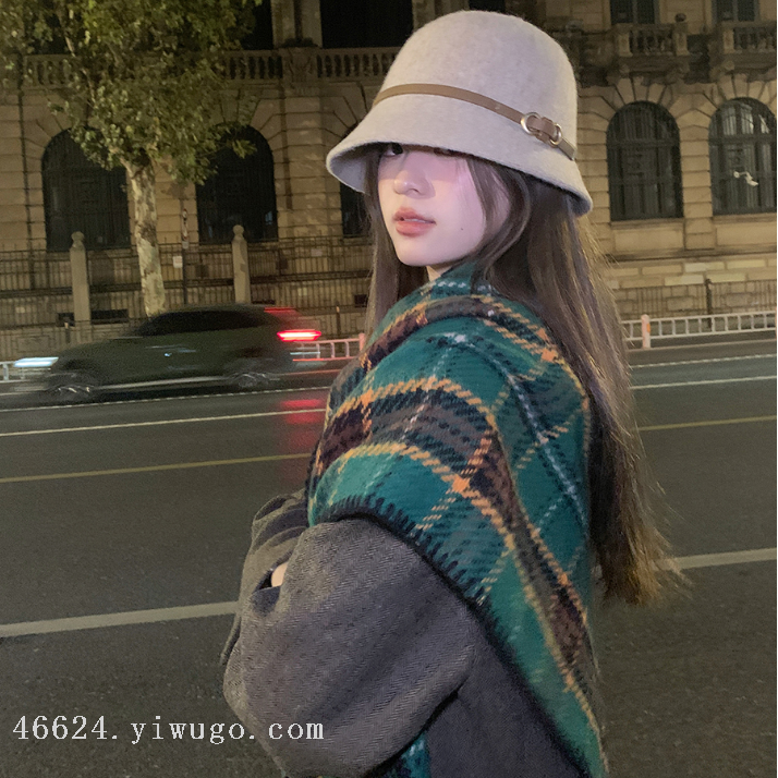 New in-stock scarves wholesale e-commerce live streaming triangular scarves, British checkered edge triangular scarves