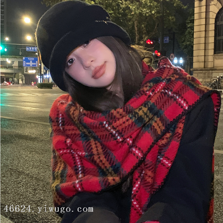 New in-stock scarves wholesale e-commerce live streaming triangular scarves, British checkered edge triangular scarves Item Picture