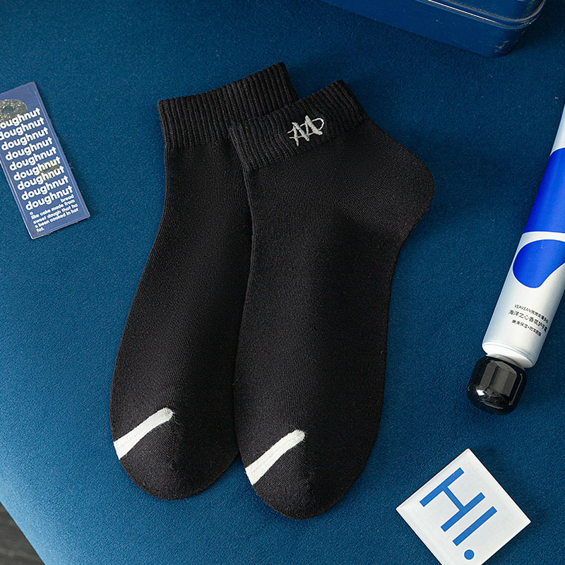 Men's embroidered letter M low-top short socks ins black and white men's socks Sports academy style breathable cotton youth boat socks Item Picture
