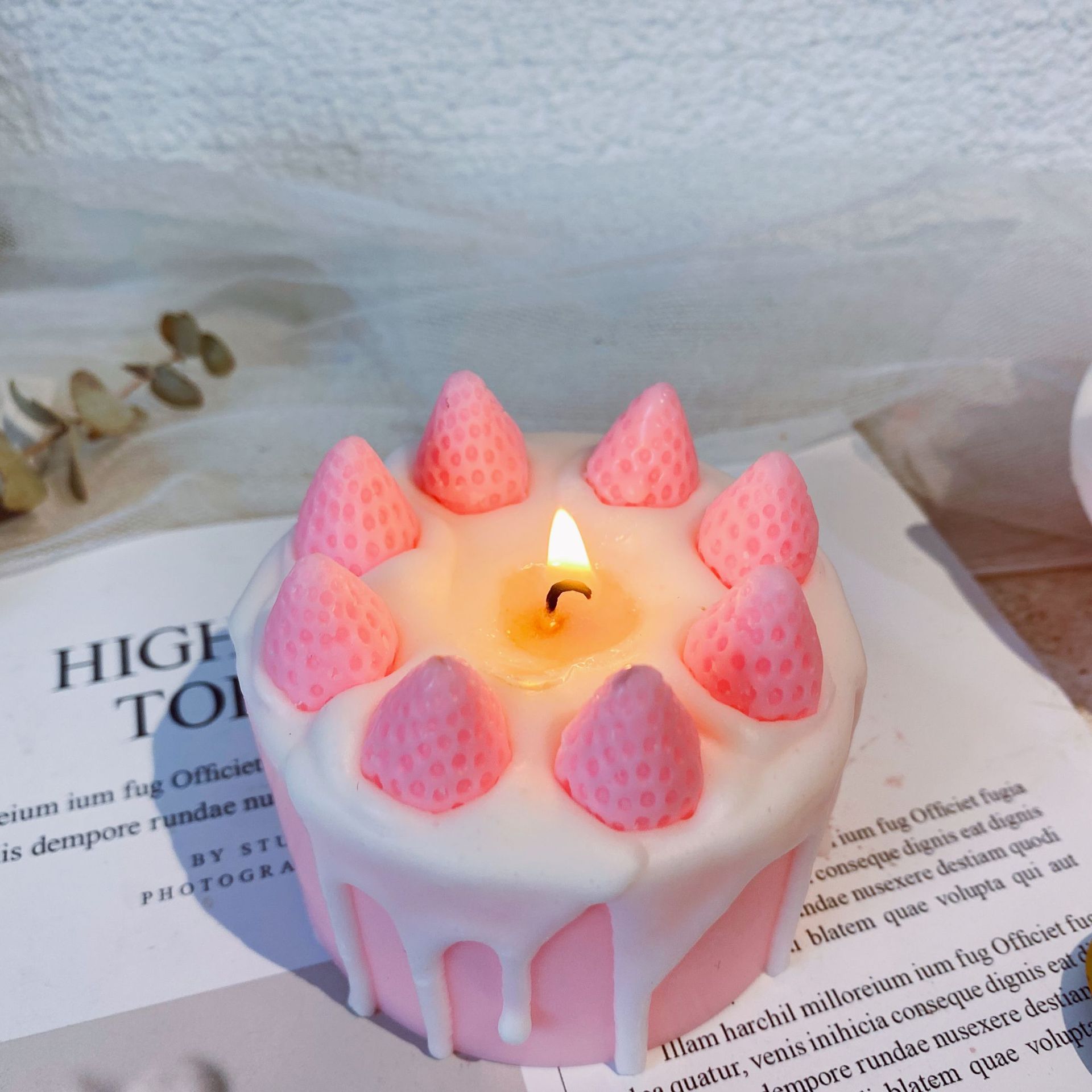 Pink strawberry cute scented candles, heartwarming birthday and graduation gifts, festival souvenirs, warm gifts for friends Application Scenario
