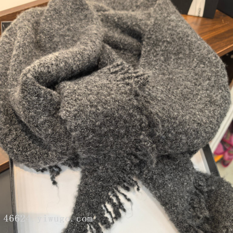 Cross-border scarf wholesale e-commerce live-streaming supply chain supply alpaca dynamic triangular shawl Application Scenario