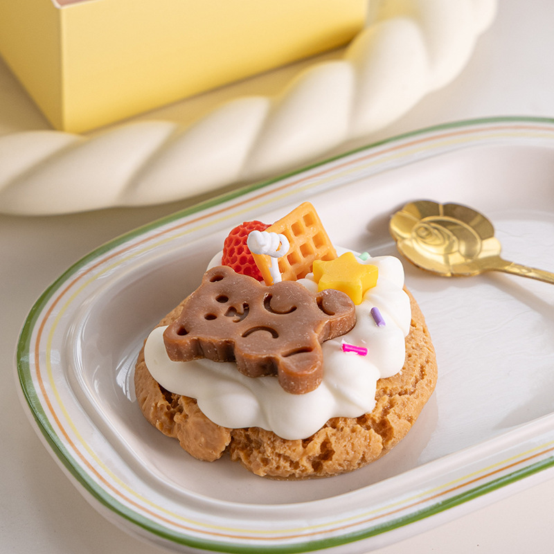 Soy wax dessert cake aromatherapy candle gift box, display piece, bear cookie, handcrafted shaped aromatherapy candle Application Scenario