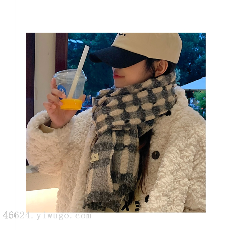Wholesale of cross-border scarves in stock, e-commerce live streaming supply chain, new classic perforated scarves Item Picture