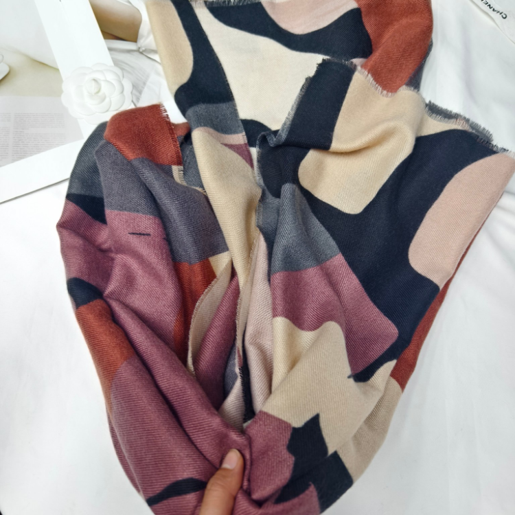Wholesale export scarves, e-commerce live-streaming supply chain, imitation cashmere loose whiskers, printed graffiti, marble pattern supply Application Scenario