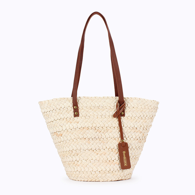 A new summer trendy and fashionable ethnic-style tote bag for beach vacationers, versatile and large-capacity hand-woven bag