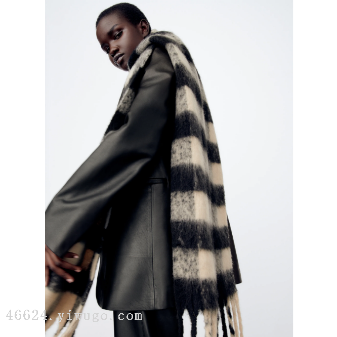 Cross-border scarf wholesale e-commerce live-streaming supply chain supply of black and white checkered thick beard scarves with bristled fur details Picture