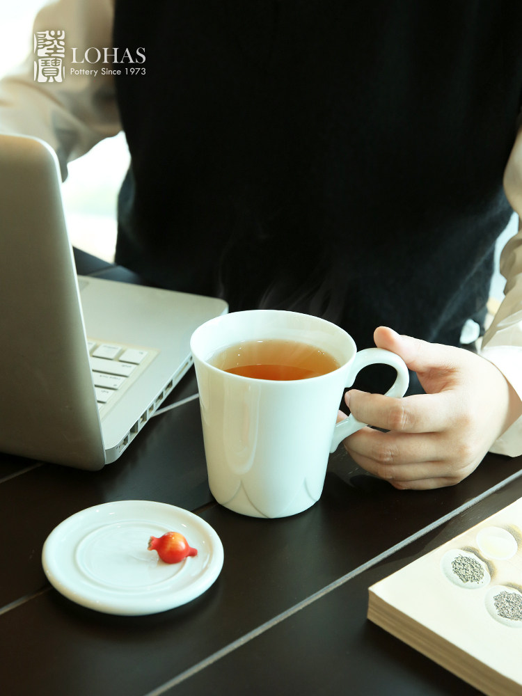 Lubao Flagship Store's Fugui Pomegranate lid cups, tea brewing cups, mugs, office drinking cups, flower tea cups, ceramic water utensils Application Scenario