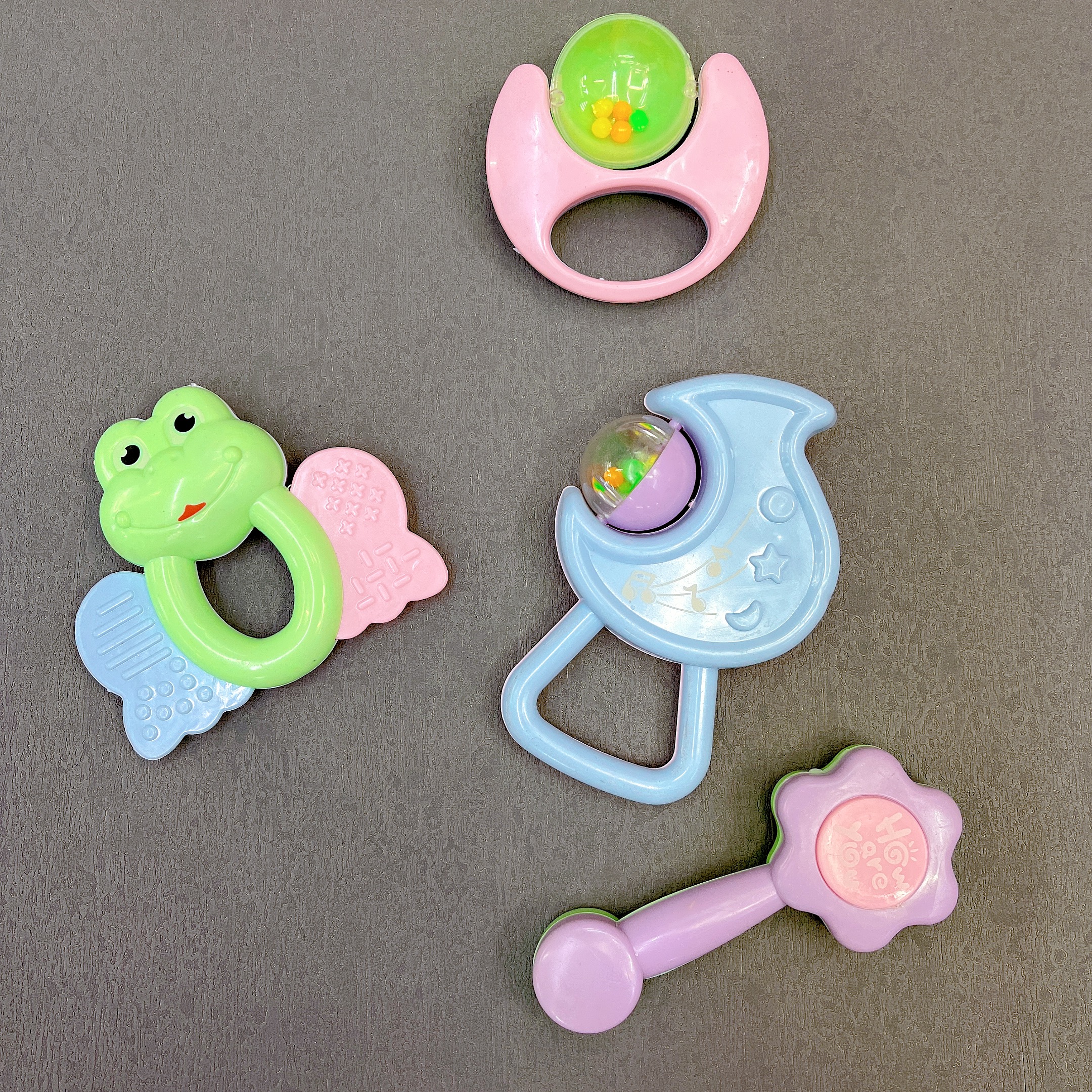 A hand-cranked baby toy box set of four pieces details Picture