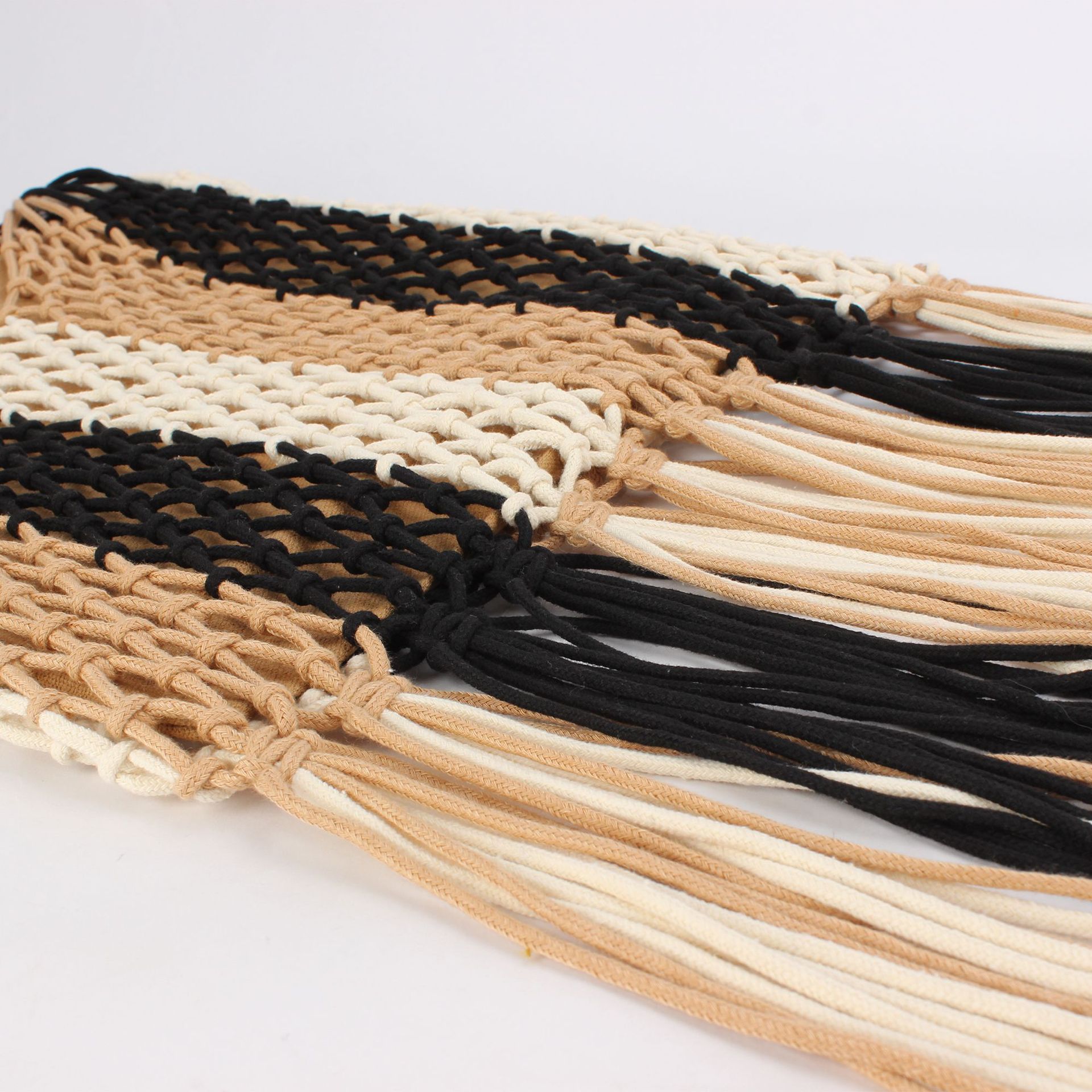The new hand-woven bag with hollowed-out tassels is a versatile choice for daily wear and a seaside vacation photo shoot for ladies Specification image