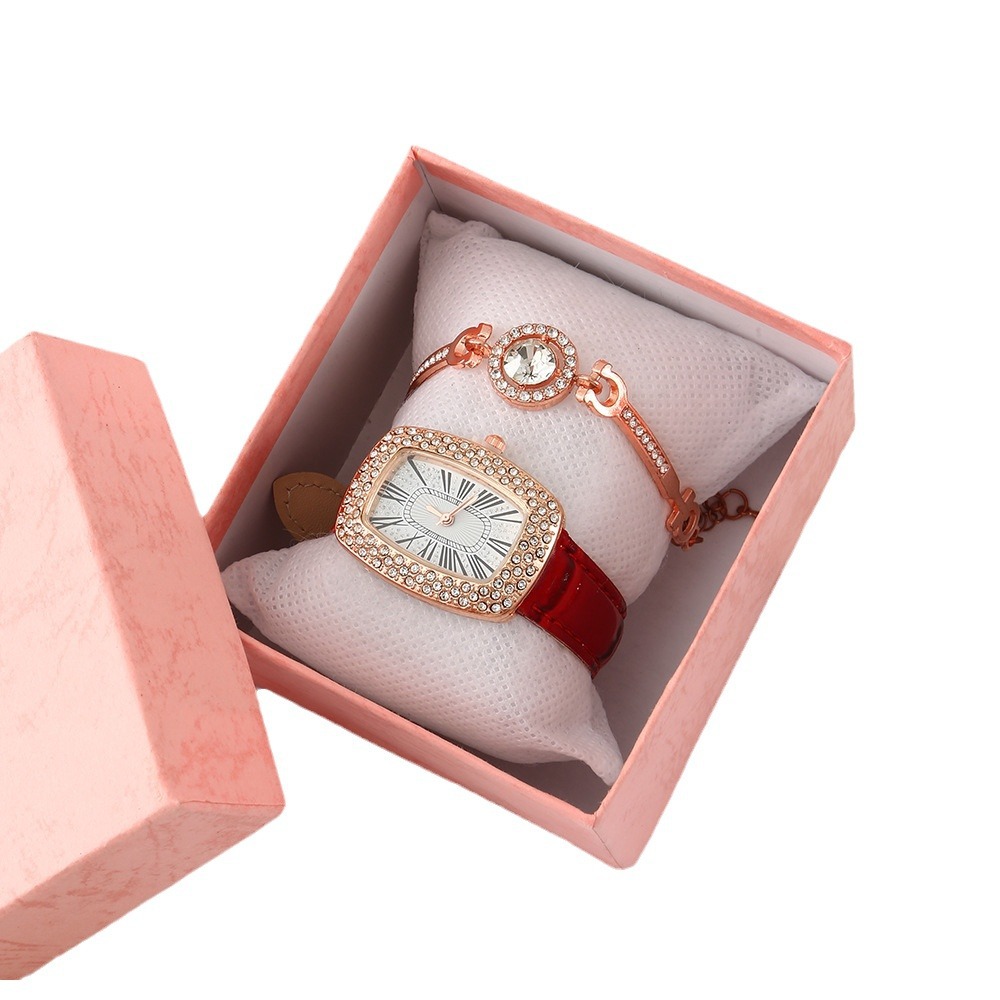 A two-piece set of high-looking, internet-famous women's watch and bracelet with full diamonds for your girlfriend on the Qixi Festival, a "Starry Sky" watch gift box and a souvenir packaging box Application Scenario