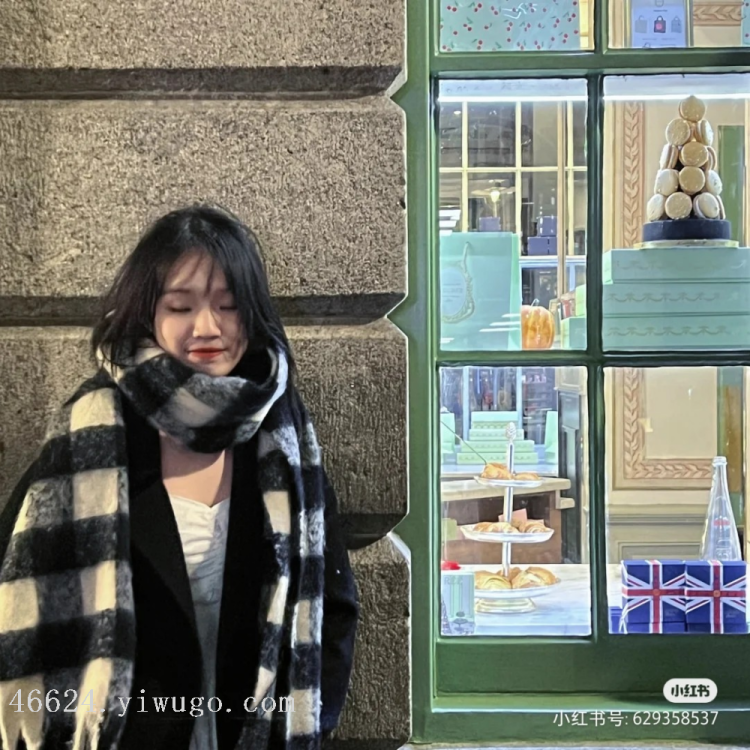 Cross-border scarf wholesale e-commerce live-streaming supply chain supply of black and white checkered thick beard scarves with bristled fur Application Scenario