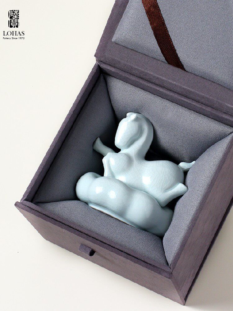 Lu Baoma's new ceramic tea pet decoration for the Year of the Horse, a dual-purpose incense stick, is a gift and souvenir. It's a cultural and creative ceramic that will win right away