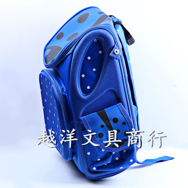 蓝色卡通图案儿童书包2023时尚粉色学生减负书包