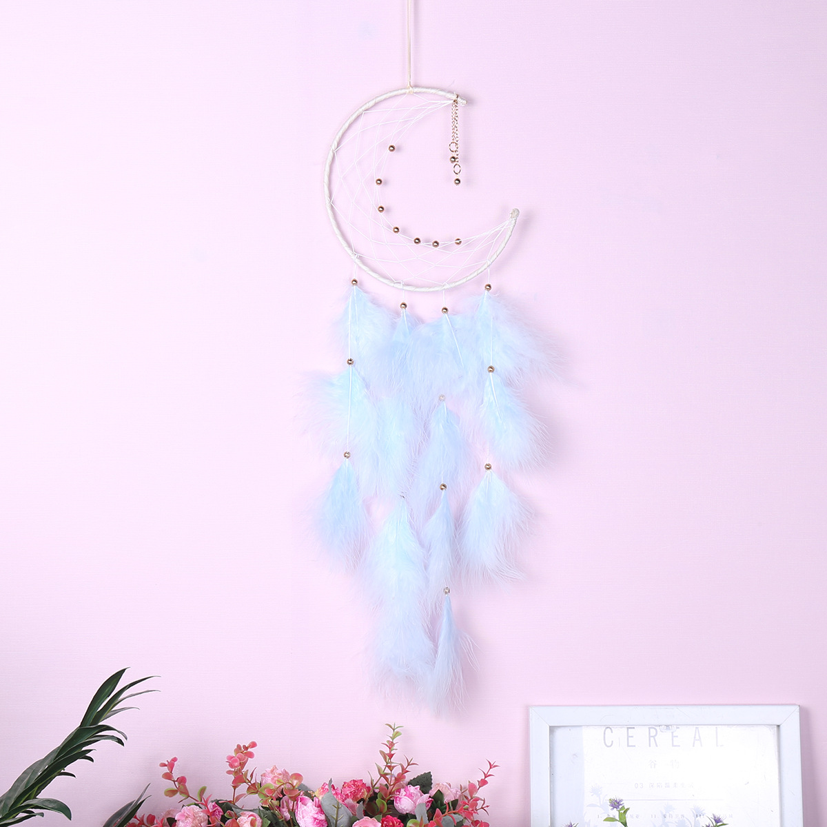 The girl's heart is attached to the room decoration of the dream catcher. Light blue crescent-shaped dream catcher pendant, wall hanging, wall decoration and home decoration details Picture