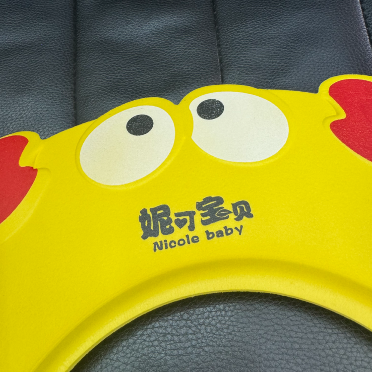 Crayfish-style children's hair washing cap, baby bathing wonder, infant and toddler hair washing cap, extended strip, 0-18 years old bath cap Application Scenario