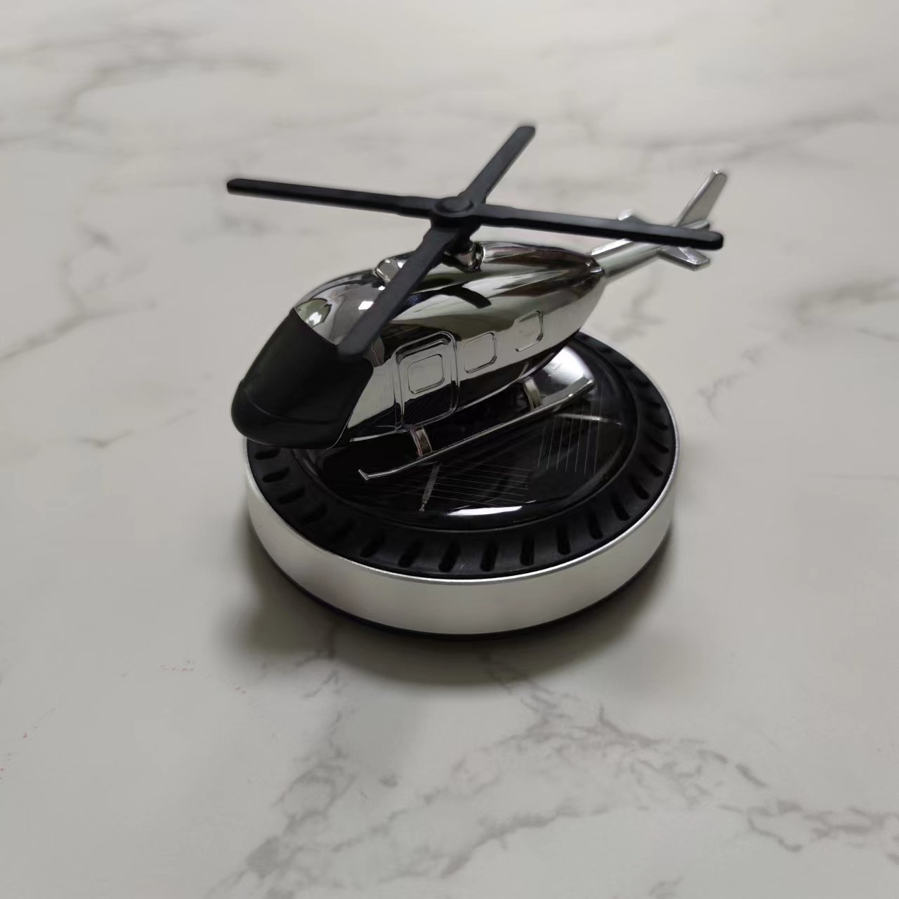 Car aromatherapy, solar aircraft car center console aromatherapy ornaments, car rotating aromatherapy, car aromatherapy wholesale Application Scenario